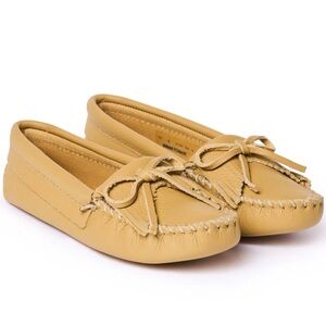 NWOT Minnetonka Women's Mustard Yellow Leather Moccasin with Bow